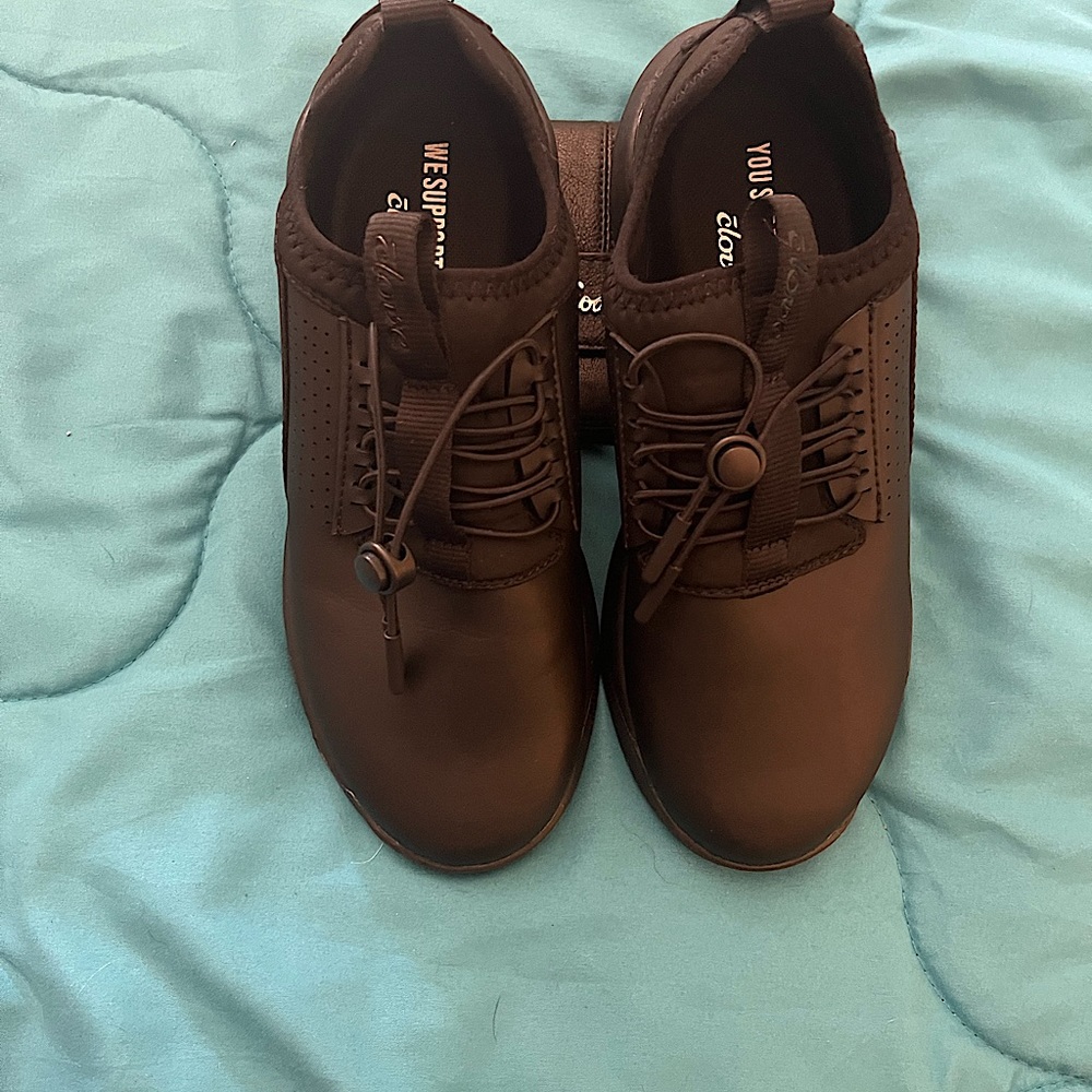 NWOT Clove classic sneakers! 6.5 black
